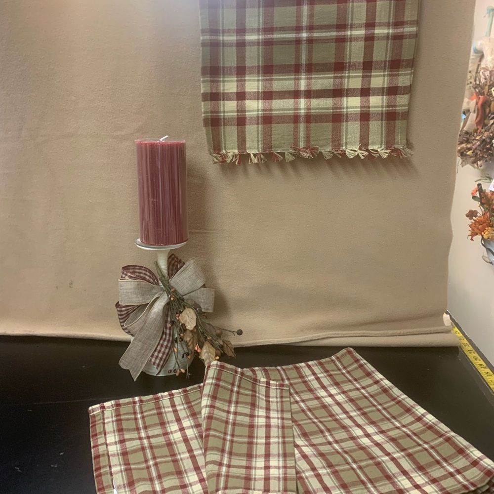 Plaid Table Runner and Napkin Set.  Inv 489